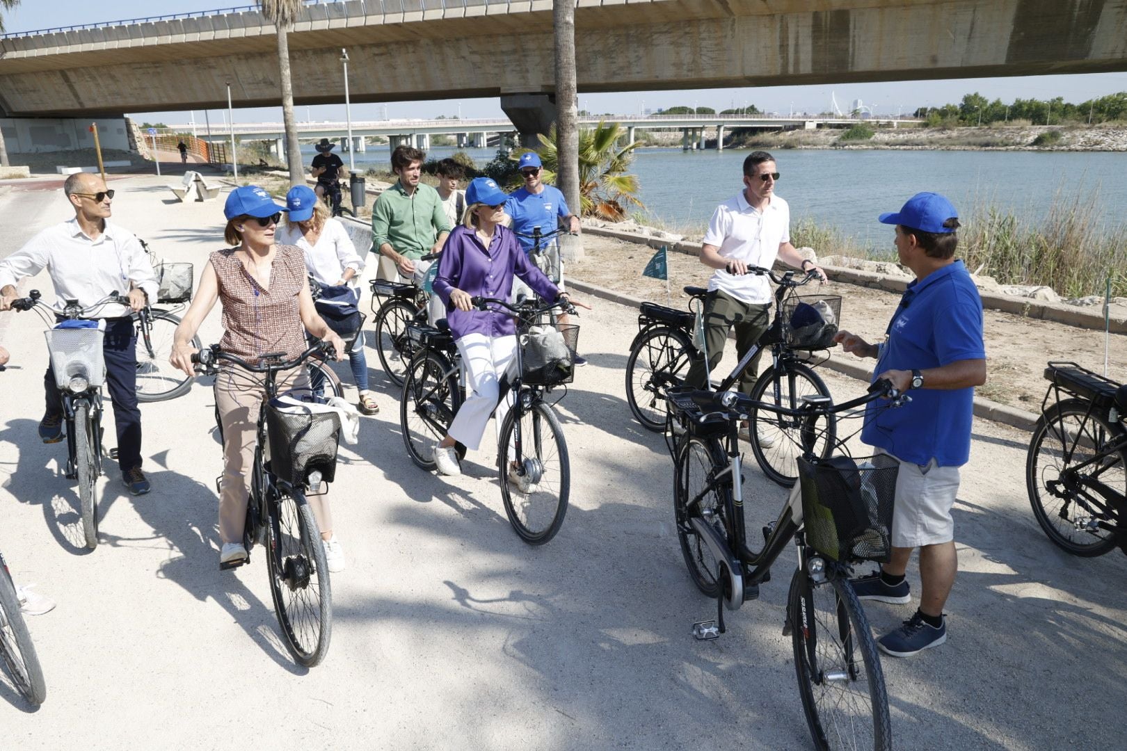 La ruta en bicicleta en favor de la Albufera, en imágenes