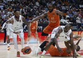 Ojeleye e Inglis, en una acción con el balón dividido en el último partido de la pasada Euroliga.