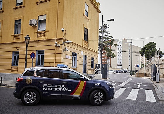 Un coche patrulla de la Policía Nacional en la entrada del complejo de Zapadores.