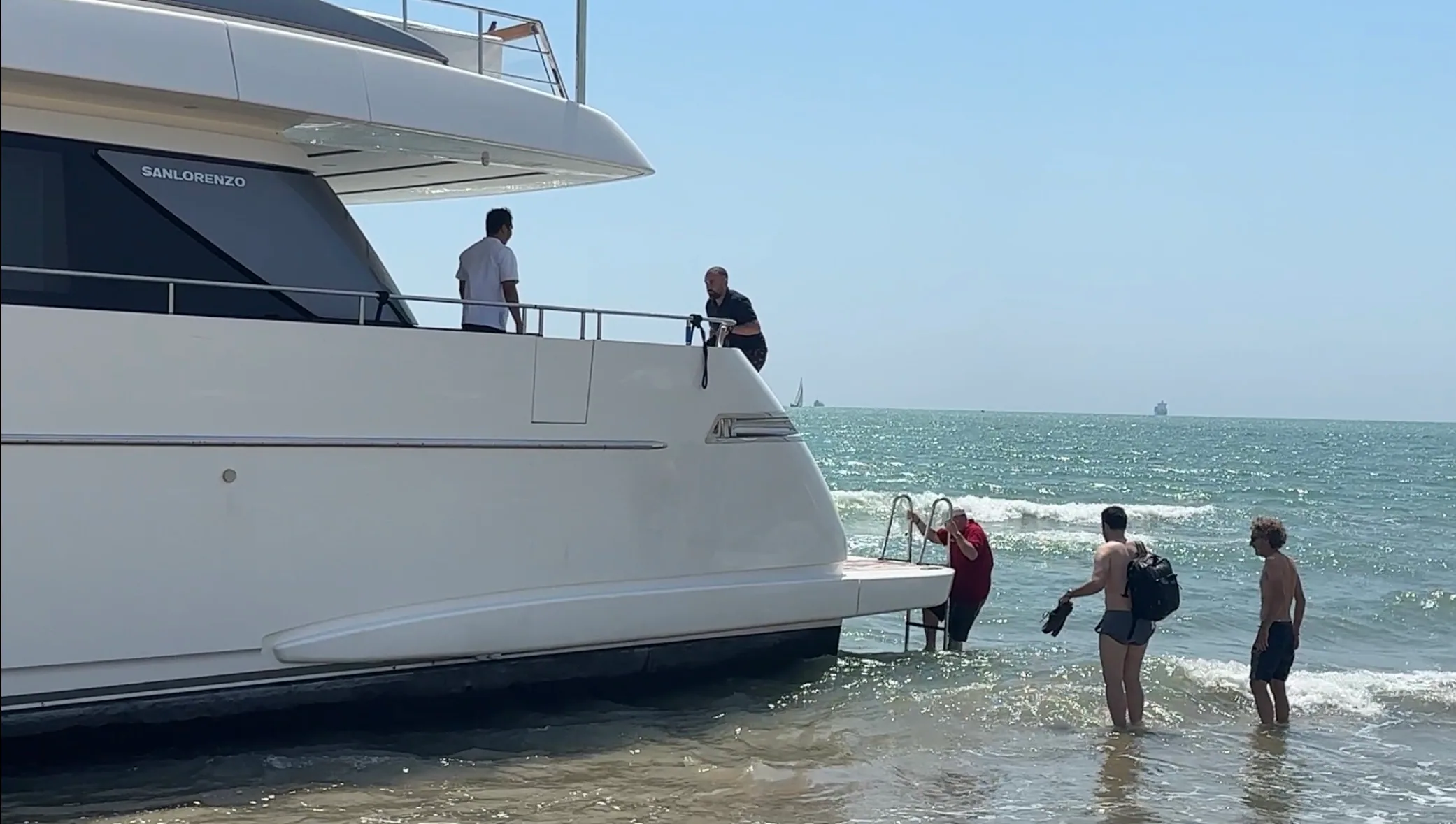 El riesgo de un vertido de combustible en la playa de Pinedo planea sobre la retirada del yate encallado