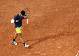 Carlos Alcaraz disputa la semifinal de Roland Garros en 2024 contra Jannik Sinner.