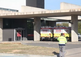 Ambulancias en la entrada de Urgencias del Hospital de Dénia.