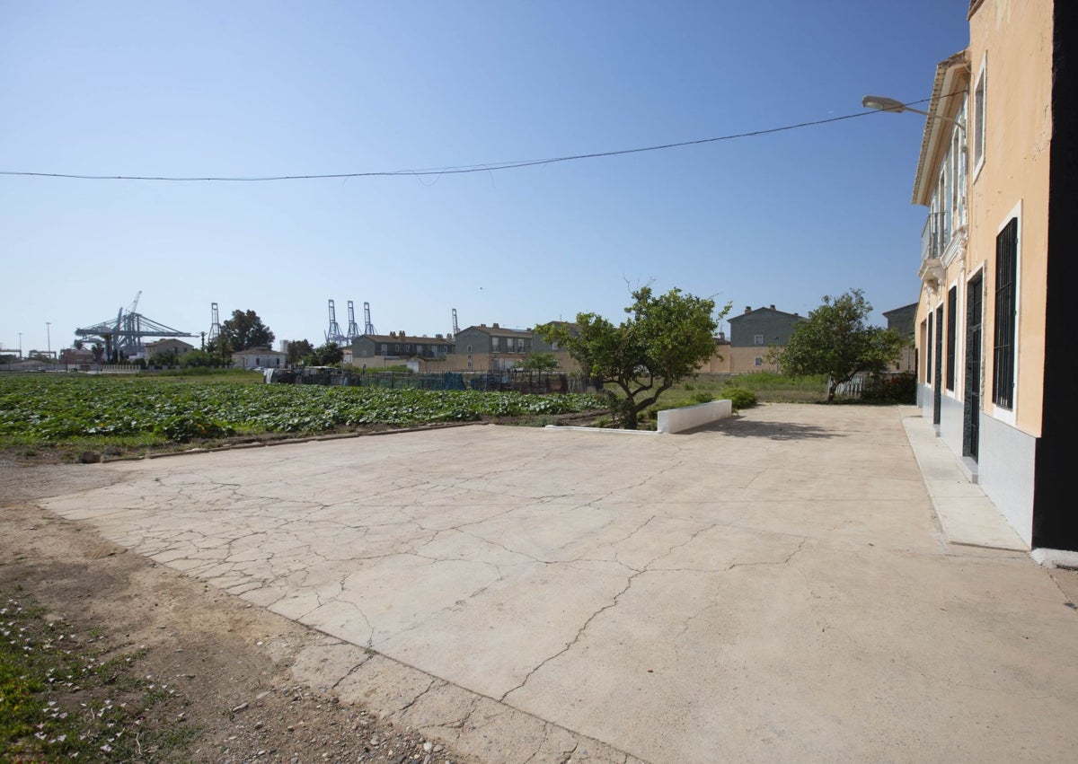 Imagen secundaria 1 - Entrada de Colero, con camino sin asfaltar y campos llenos de hierbas.