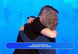 Abrazo entre los concursantes.