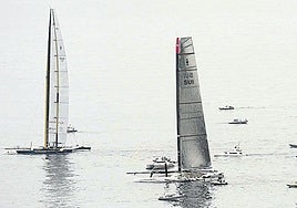 El Alinghi y el BMW-Oracle, en aguas de Valencia en 2010.