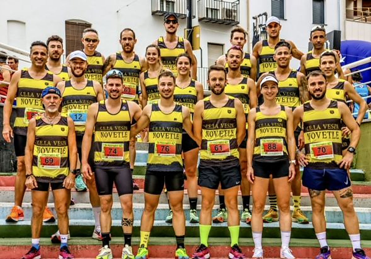 Algunos corredores y corredoras del Club Esportiu La Vespa de Novetlè.