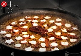 Arroz con pulpo, ajos tiernos y tomate seco preparado en Bona Platja.