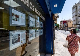 Ofertas de propiedades, en una inmobiliaria de la calle Antonio Juan del Cabanyal.