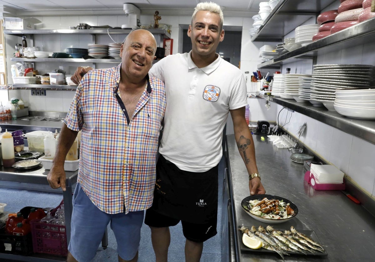 Imagen principal - Dos generaciones de Eric Barber, Verónica junto a una foto del restaurante en sus inicios, y los preparativos de la cocina.
