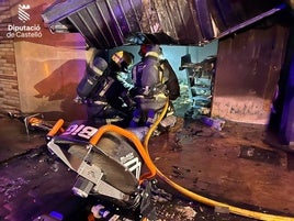 Bomberos trabajando en la extinción.