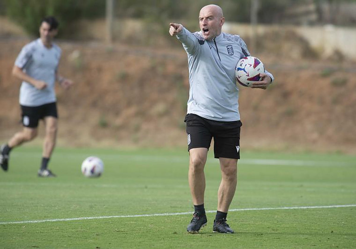 Julián Calero da instrucciones durante un entrenamiento con el Cartagena.
