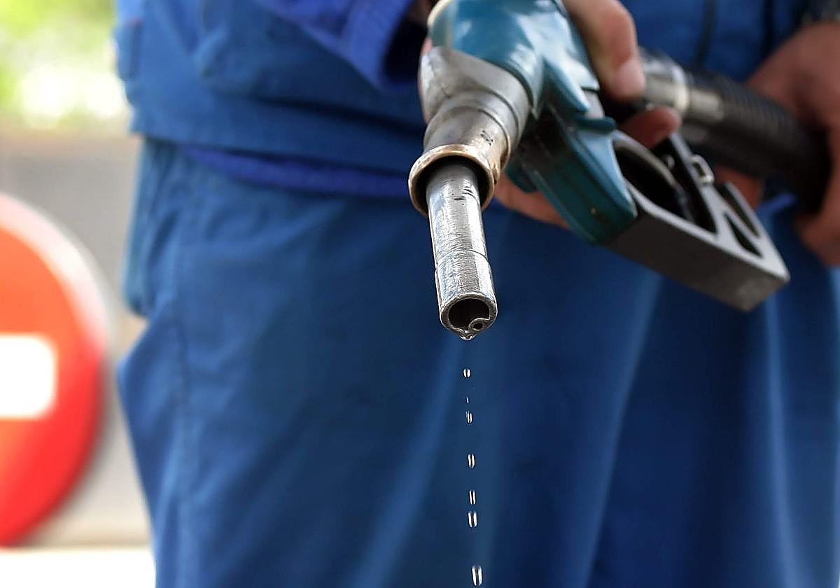 Surtidores de combustible, en una imagen de archivo.