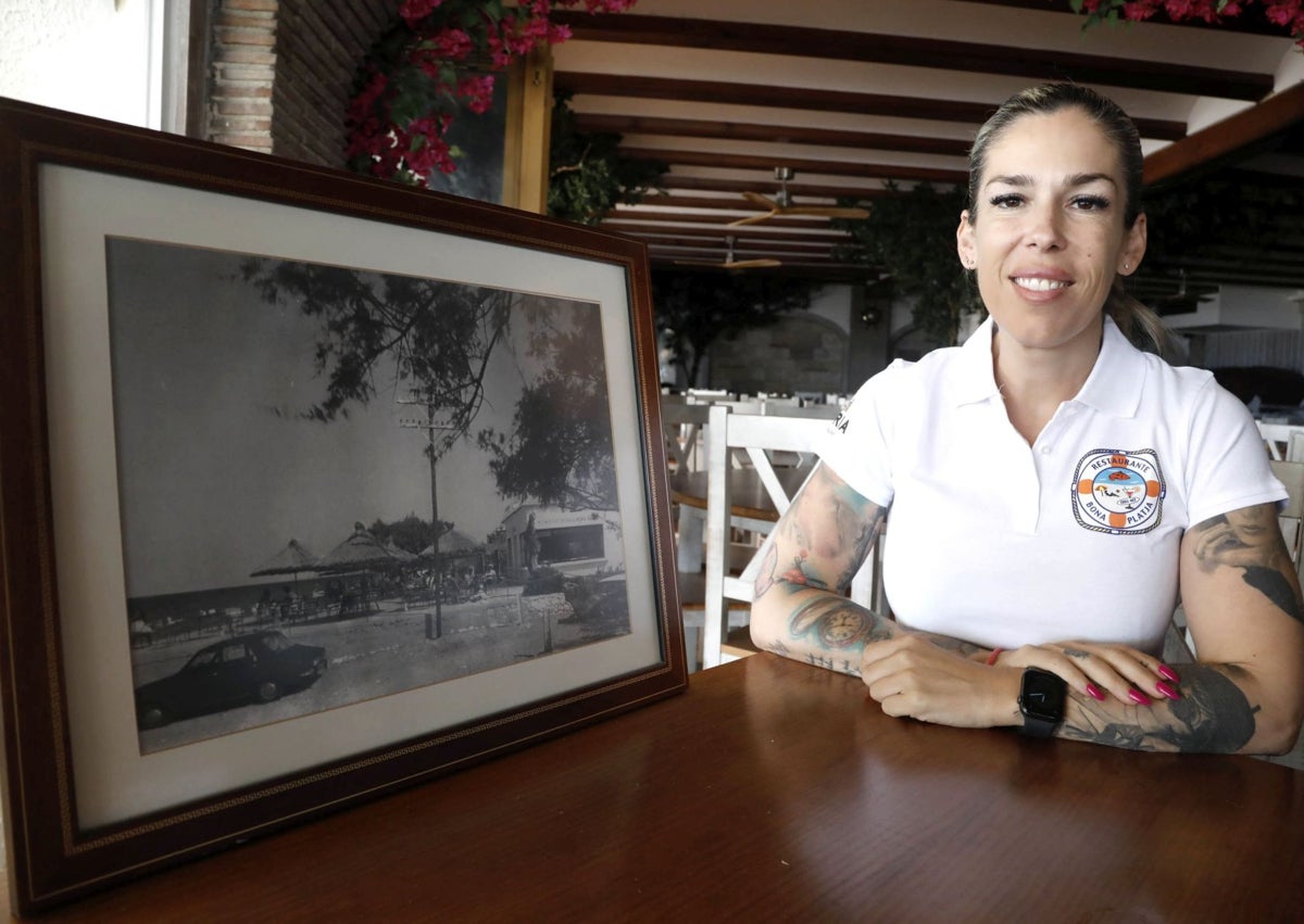 Imagen secundaria 1 - Dos generaciones de Eric Barber, Verónica junto a una foto del restaurante en sus inicios, y los preparativos de la cocina.