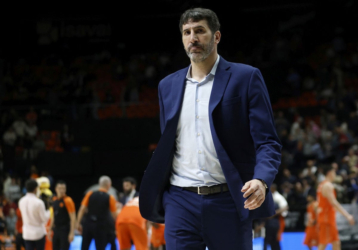 Álex Mumbrú abandona la pista de la Fonteta tras el que fue su último partido en el Valencia Basket.