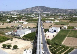 Una de las conducciones del trasvase Tajo-Segura a su paso por la Vega Baja.