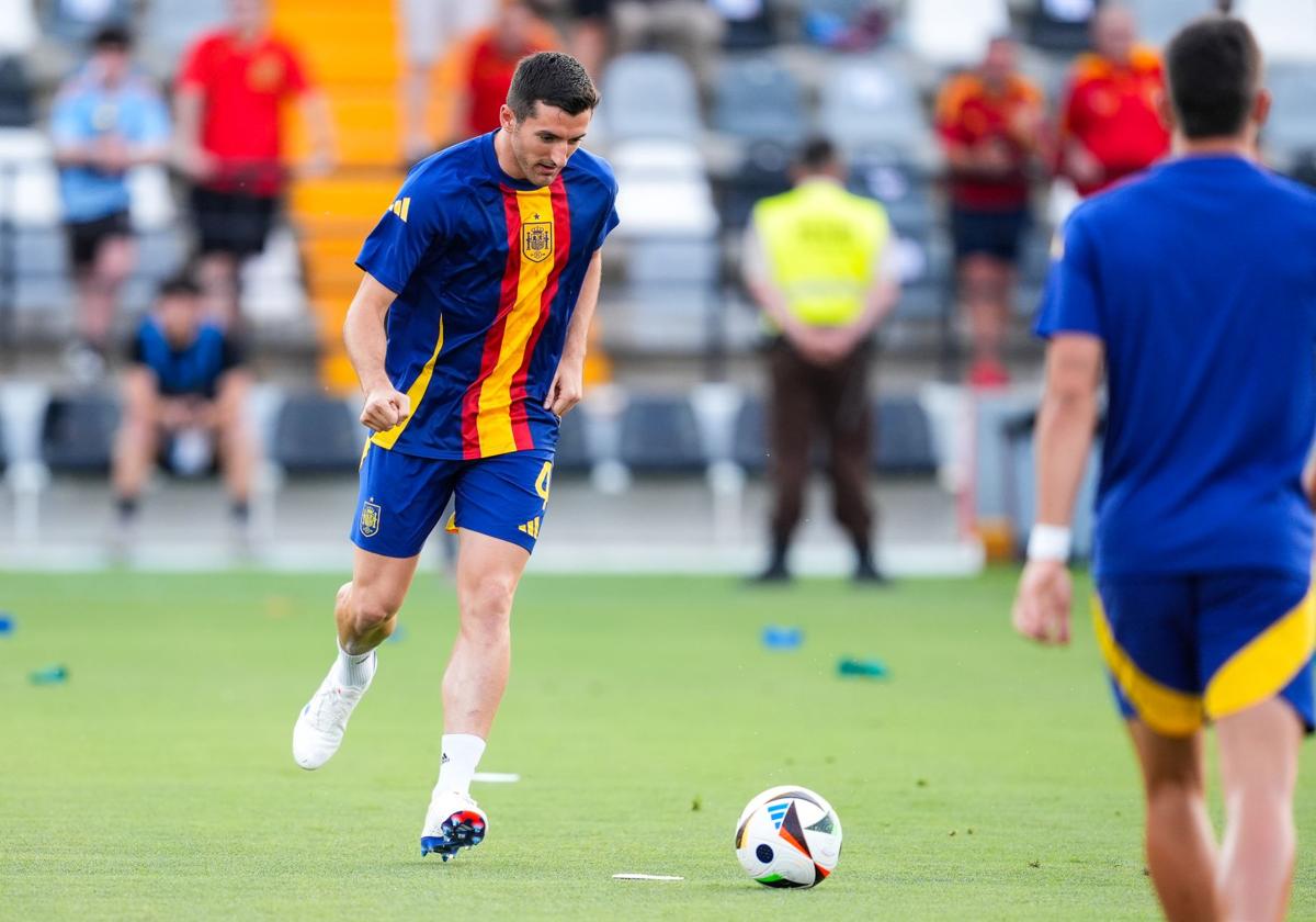 Vivian, durante el calentamiento en el amistoso ante Andorra.