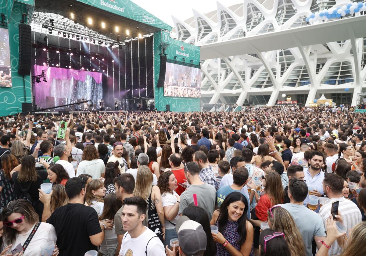 El público vibra en el festival.