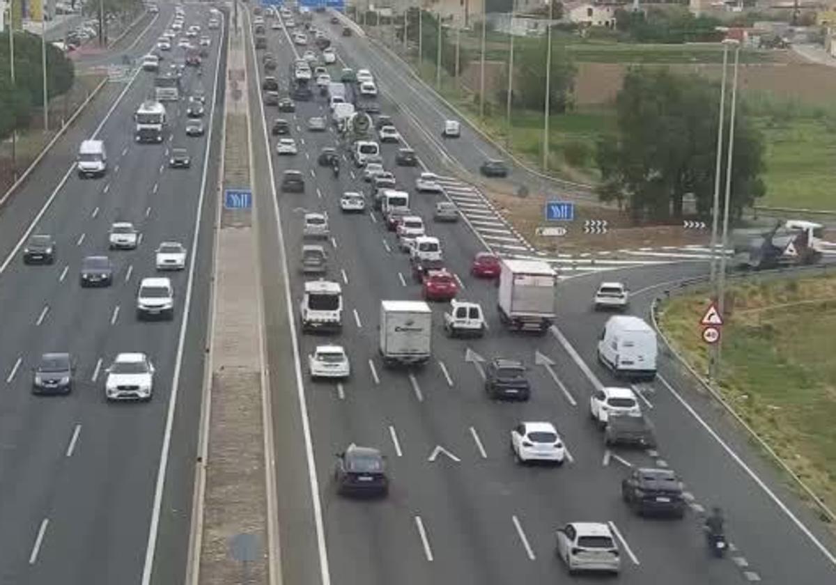 Más de 16 kilómetros de atascos en las entradas y salidas a Valencia