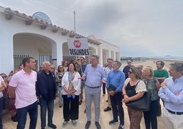 Los representantes del PP con los vecinos en la reunión celebrada en Dénia.