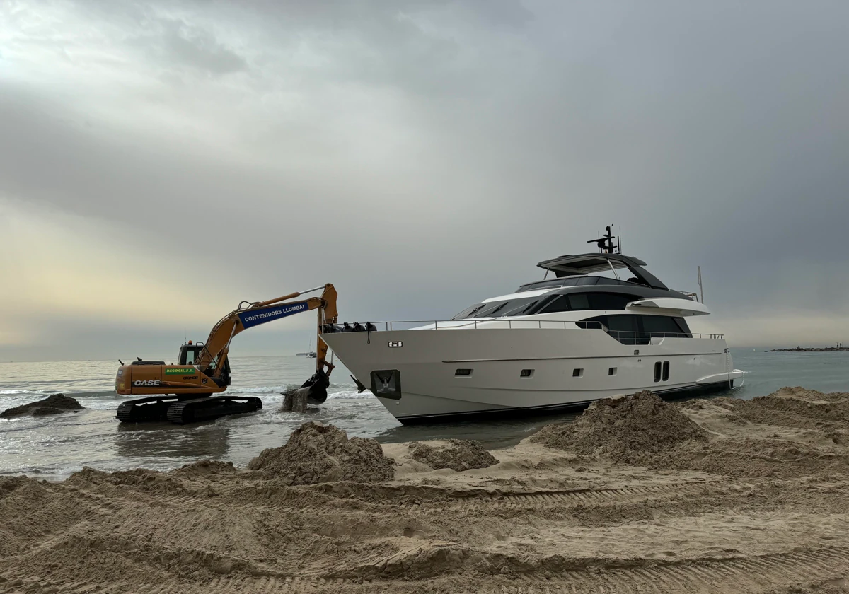 La retirada del yate de Pinedo se reanuda con la extracción de más arena en la playa