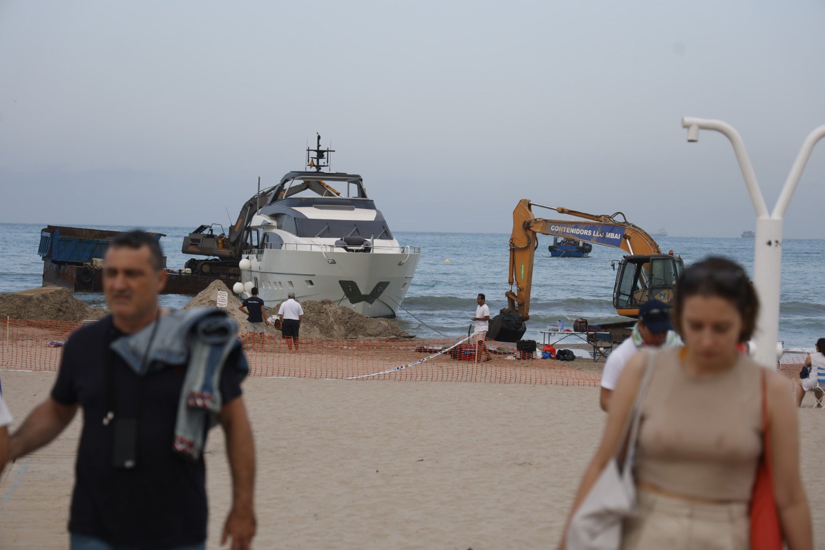 Nuevas maniobras para remolcar el yate encallado en Pinedo