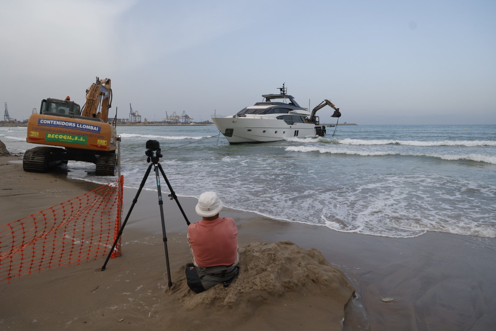 Nuevas maniobras para remolcar el yate encallado en Pinedo