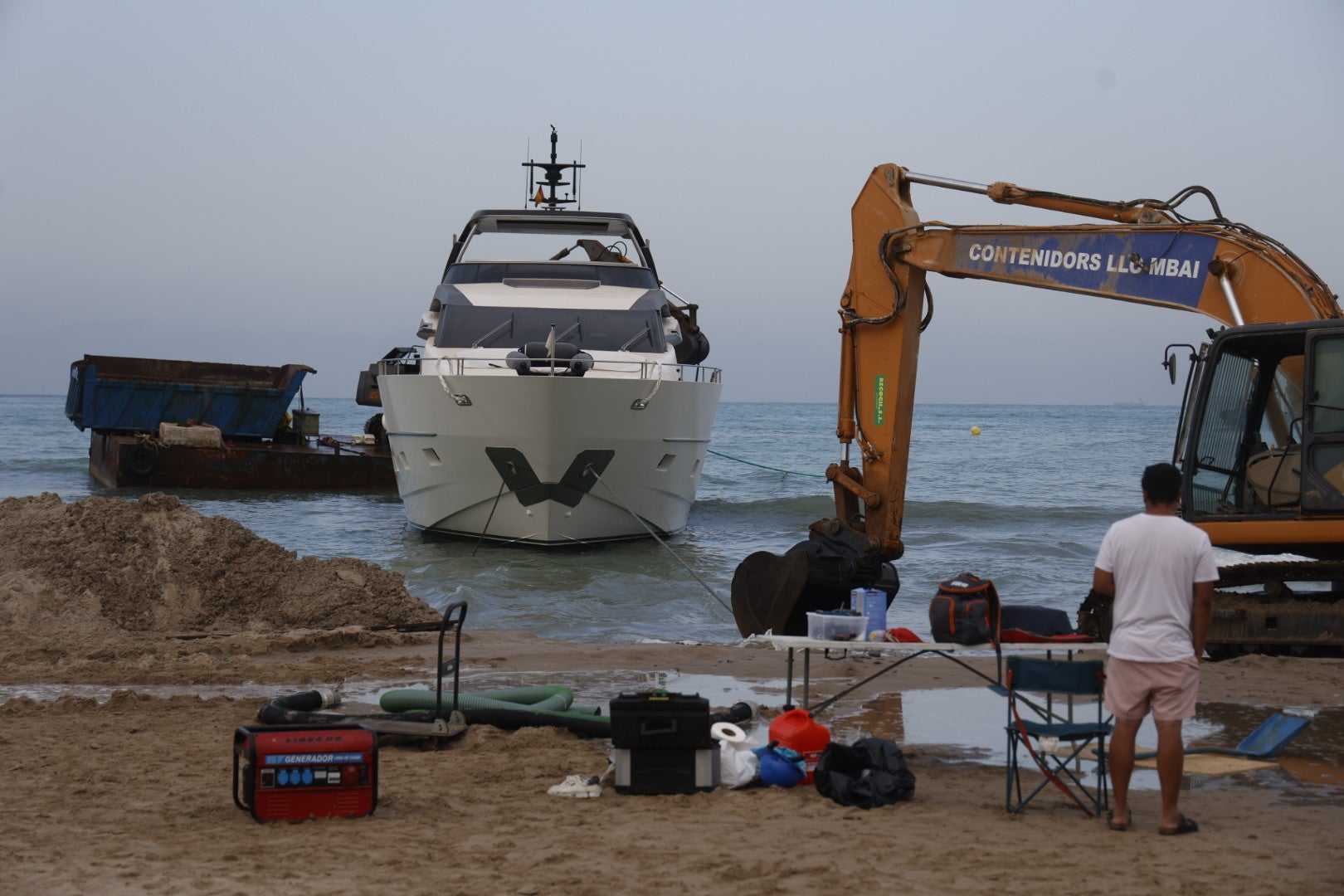 Nuevas maniobras para remolcar el yate encallado en Pinedo