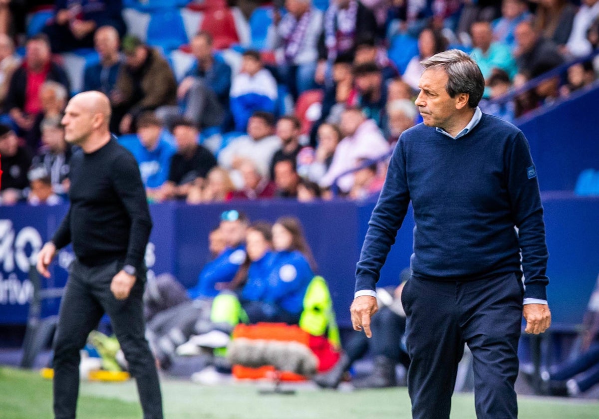 Felipe Miñambres y Julián Calero, durante la visita del Cartagena a Orriols en la última temporada.