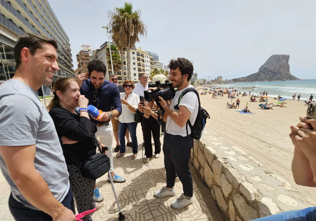 Una octogenaria se emociona al ver por primera vez el mar en Calp: «¿Hasta dónde llega?»