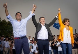 Carlos Mazón, María José Catalá y Juanfran Pérez, saludan a otros cargos del partido.