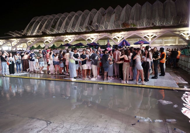 Los asistentes al Festival de Les Arts, tras la lluvia y el viento que obligó a suspender el concierto.