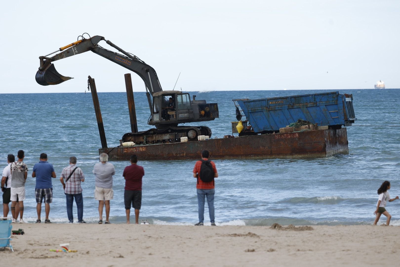 El barco encallado en Pinedo ya zarpa mar adentro