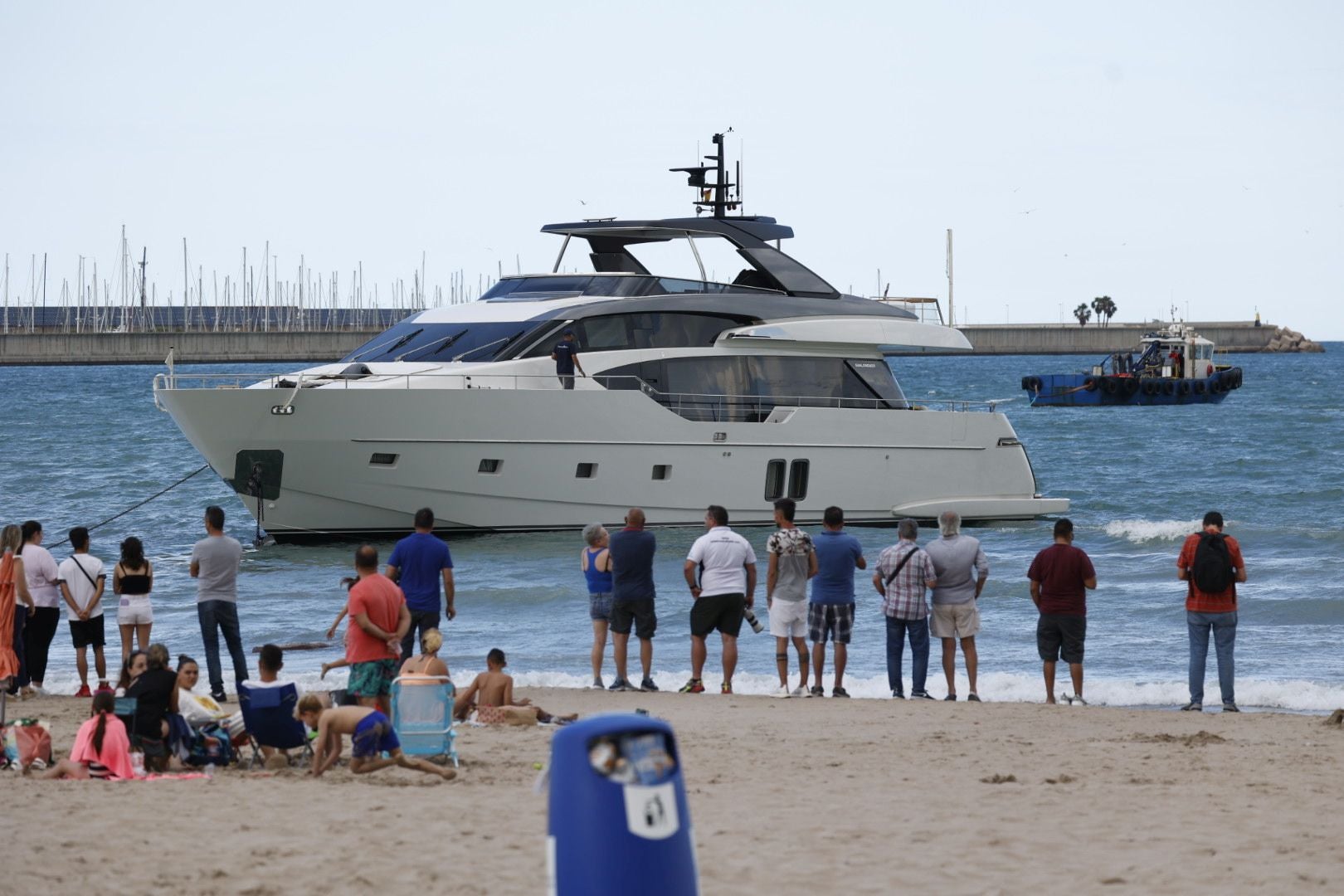 El barco encallado en Pinedo ya zarpa mar adentro