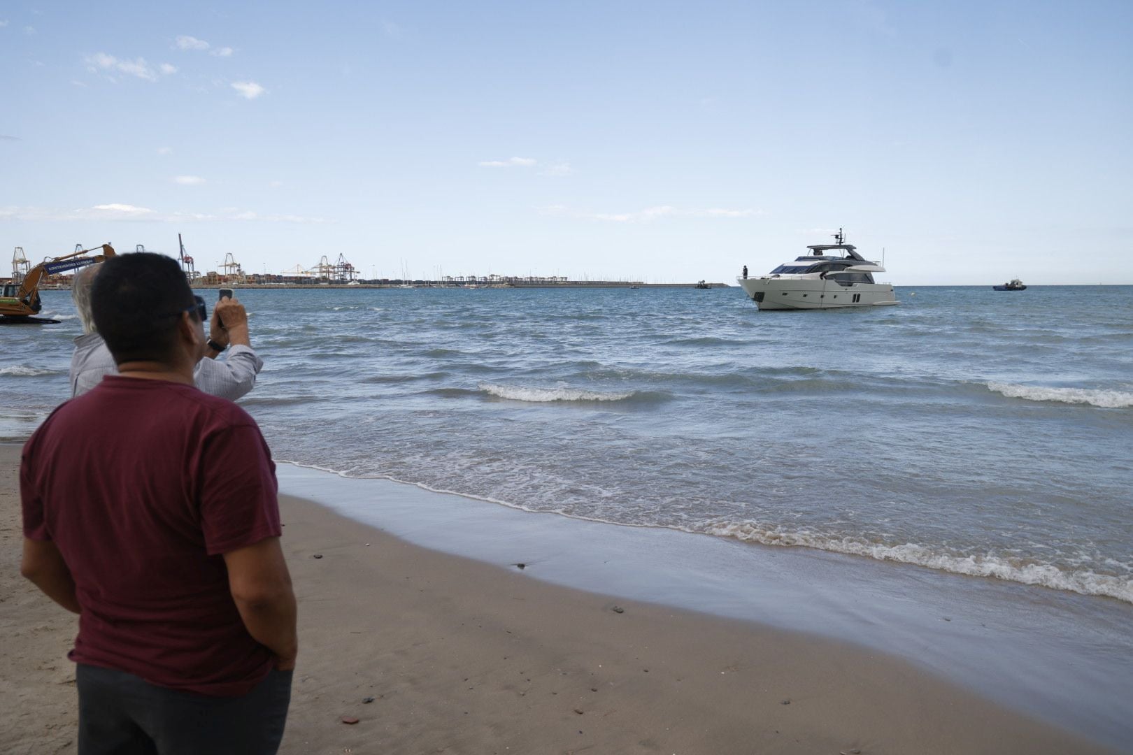 El barco encallado en Pinedo ya zarpa mar adentro