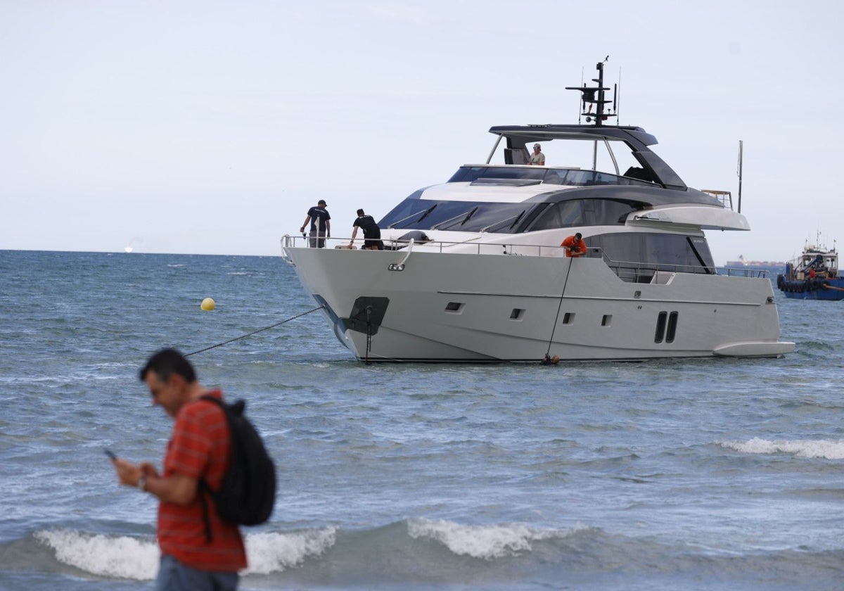 El barco encallado en Pinedo ya zarpa mar adentro