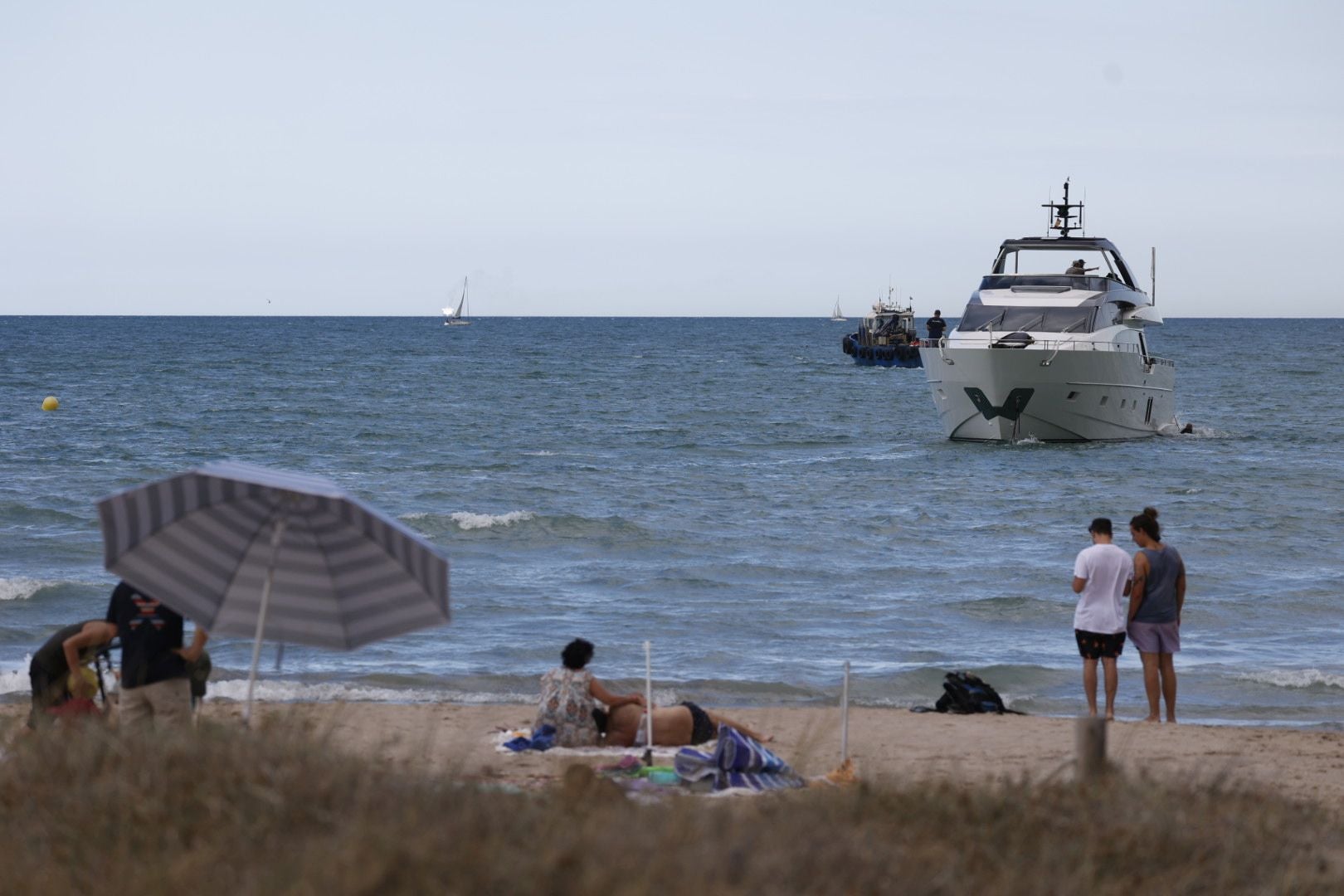 El barco encallado en Pinedo ya zarpa mar adentro