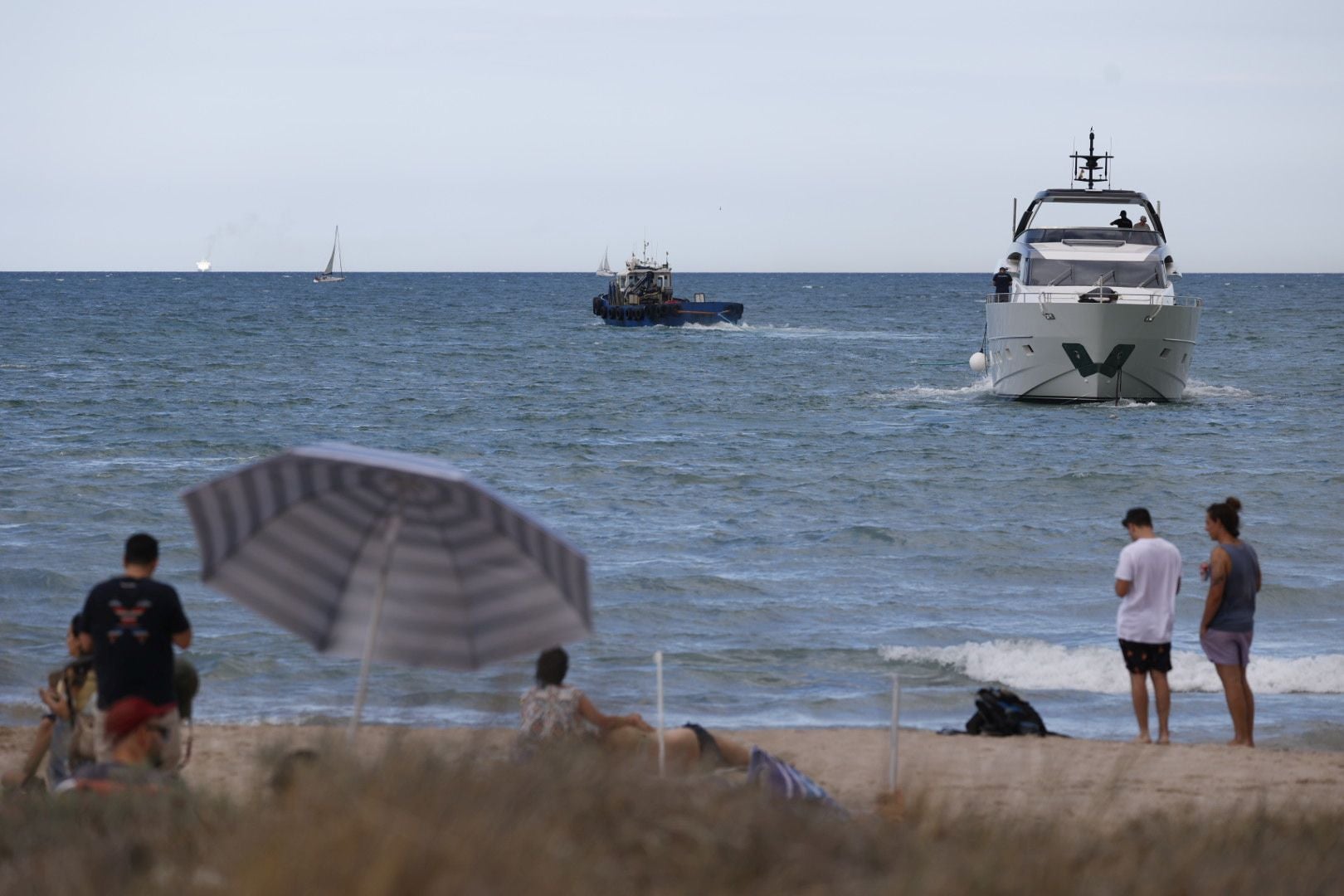 El barco encallado en Pinedo ya zarpa mar adentro