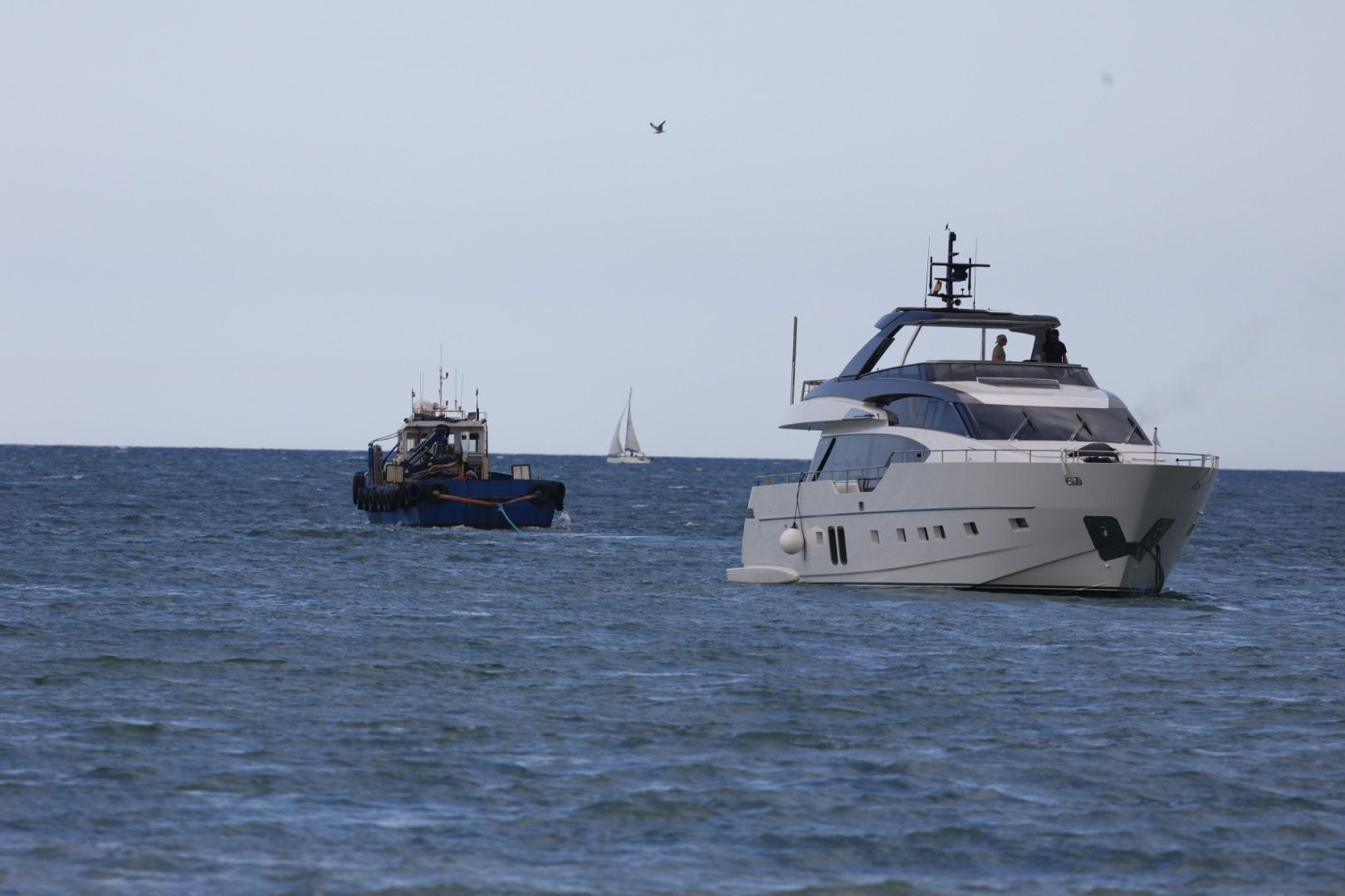 El barco encallado en Pinedo ya zarpa mar adentro