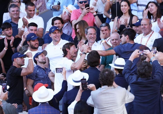 Alcaraz se dispone a abrazar a Ferrero ante la mirada de Cascales, el entrenador de siempre del valenciano.