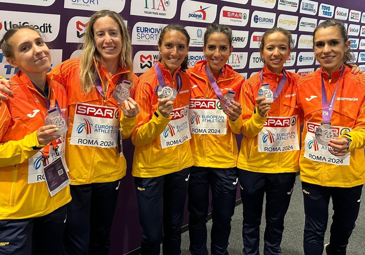 El equipo español de medio maratón en Roma, con la valenciana Laura Méndez, tercera por la izquierda.