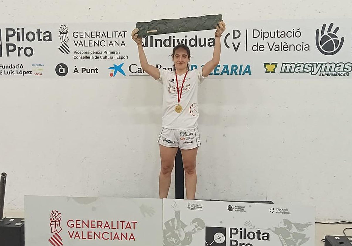 Victoria alza el Fris Grec después de haber conquistado su séptimo Individual de raspall.