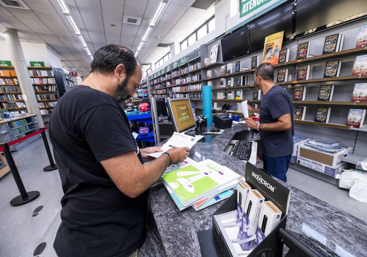 Los fondos para la actualización de los libros de texto se limitan a tener que esperar las revisiones requeridas por la nueva ley.