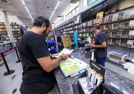 Compra de material escolar en una librería.