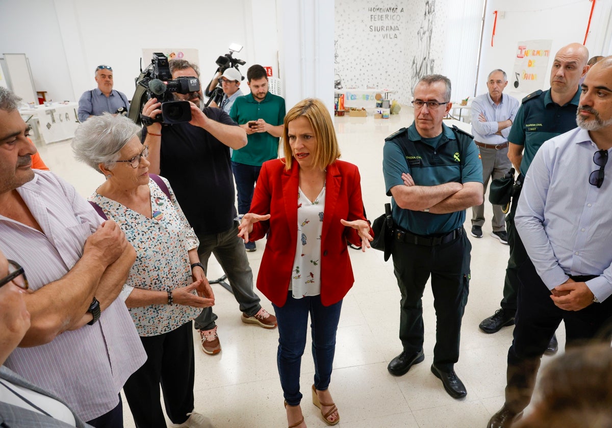 Pilar Bernabé, en el centro, en una reunión con vecinos.