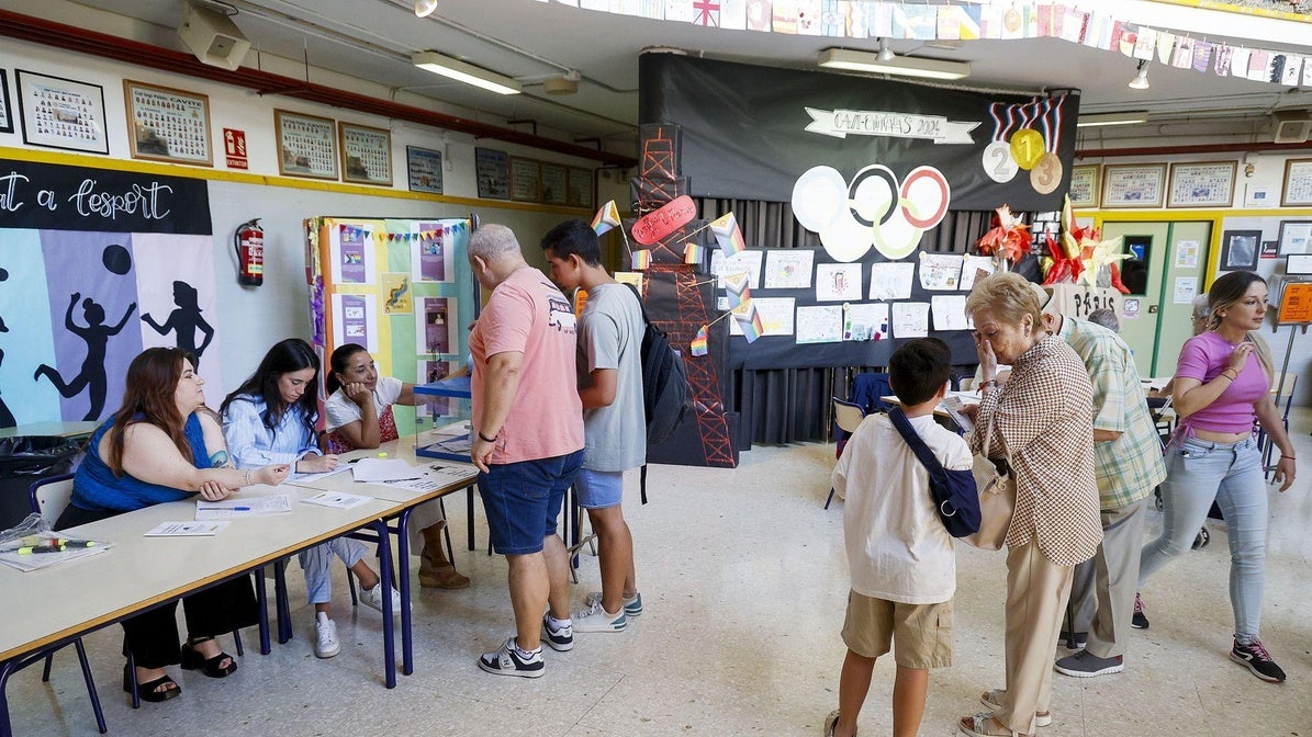 Jornada electoral, los ciudadanos acuden a los colegios electorales para votar.