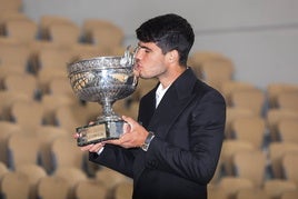 Carlos Alcaraz posa con la copa de los Mosqueteros.