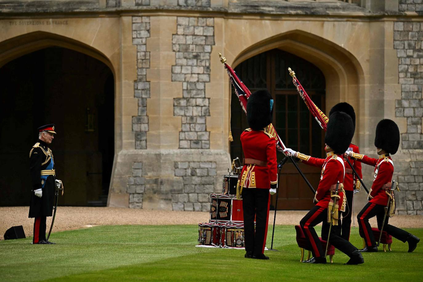 Carlos III, &#039;obligado&#039; a sustituir a Kate Middleton en la Revisión del coronel