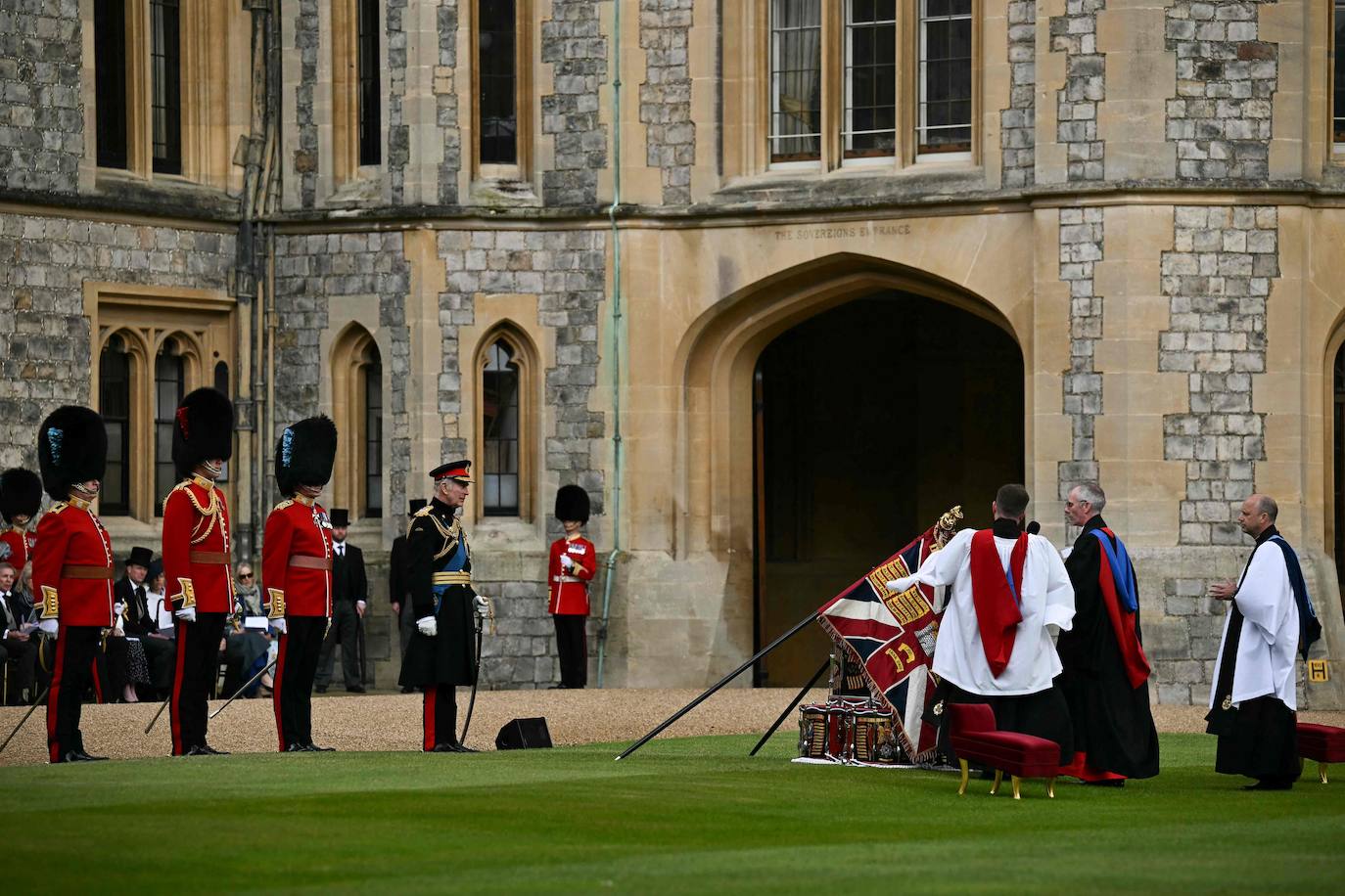 Carlos III, &#039;obligado&#039; a sustituir a Kate Middleton en la Revisión del coronel