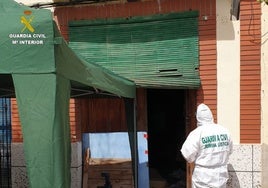 Un agente del Servicio de Criminalística de la Guardia Civil en la puerta de la casa de la víctima.