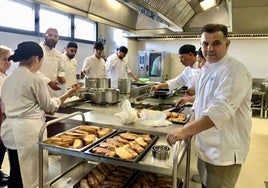 El chef Javier Alfonso (derecha) supervisa el trabajo en la cocina del CdT.